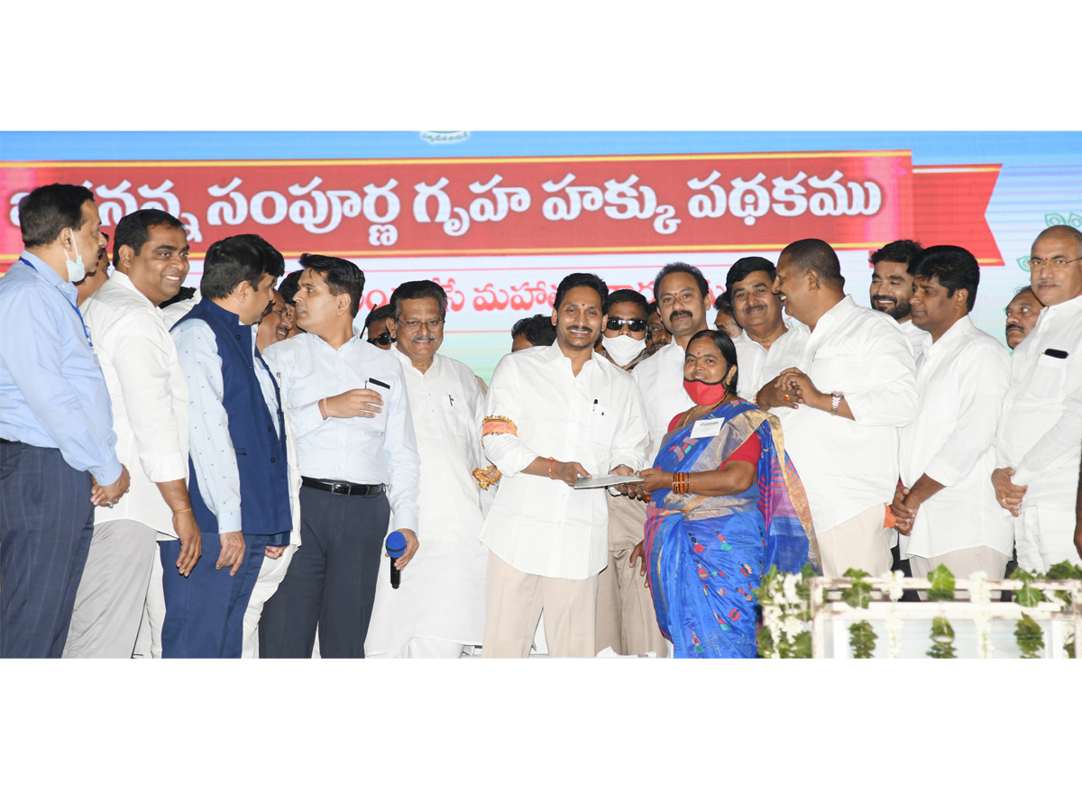 AP CM Jagan Inaugurated Jagananna Sampoorna Gruha Hakku Scheme in Tanuku Photo Gallery - Sakshi5