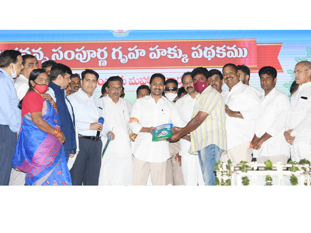 AP CM Jagan Inaugurated Jagananna Sampoorna Gruha Hakku Scheme in Tanuku Photo Gallery - Sakshi6