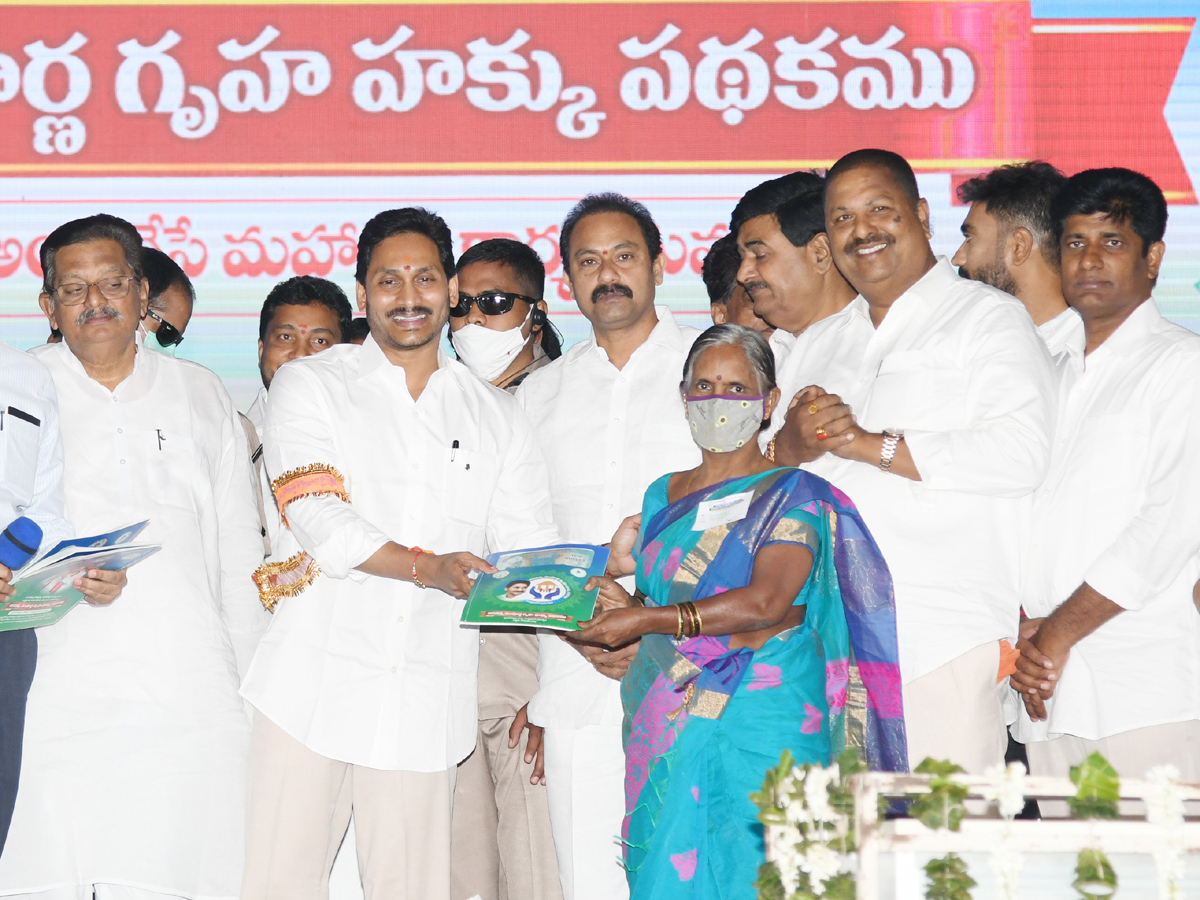 AP CM Jagan Inaugurated Jagananna Sampoorna Gruha Hakku Scheme in Tanuku Photo Gallery - Sakshi8