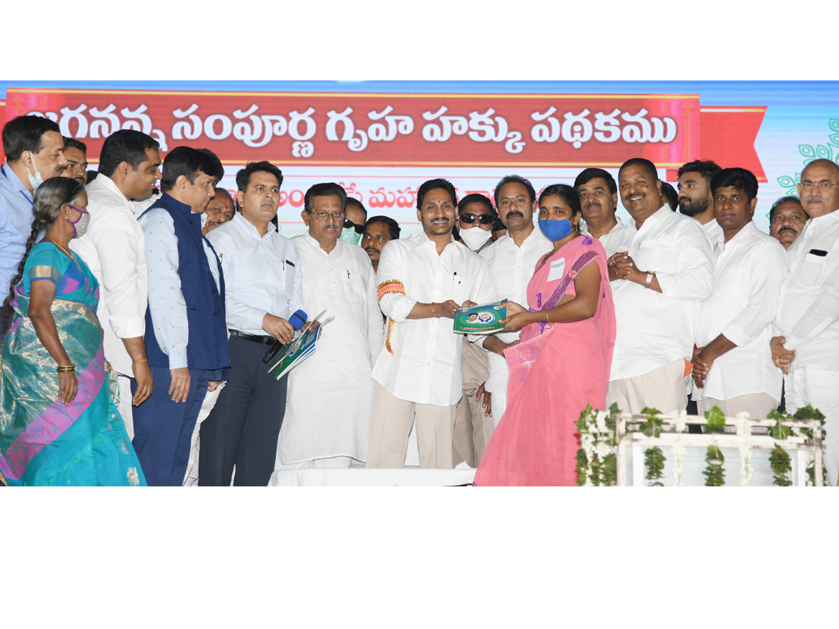 AP CM Jagan Inaugurated Jagananna Sampoorna Gruha Hakku Scheme in Tanuku Photo Gallery - Sakshi9