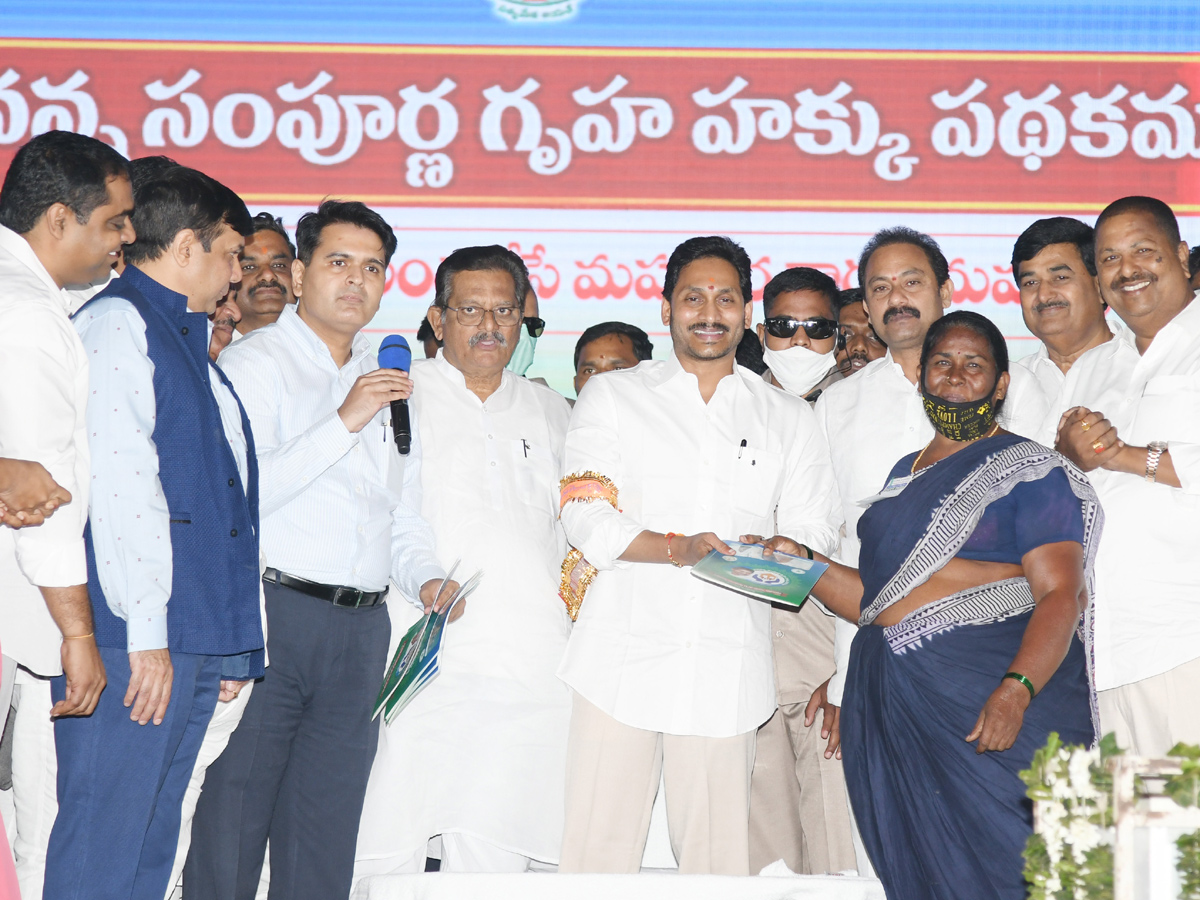 AP CM Jagan Inaugurated Jagananna Sampoorna Gruha Hakku Scheme in Tanuku Photo Gallery - Sakshi10