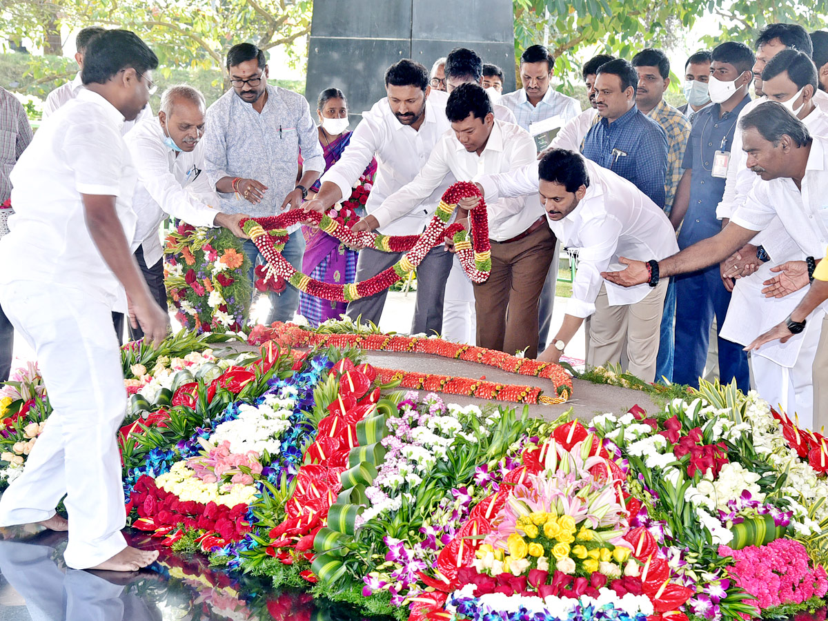 CM Jagan Mohan Reddy prays at YSR Ghat Photo Gallery - Sakshi1