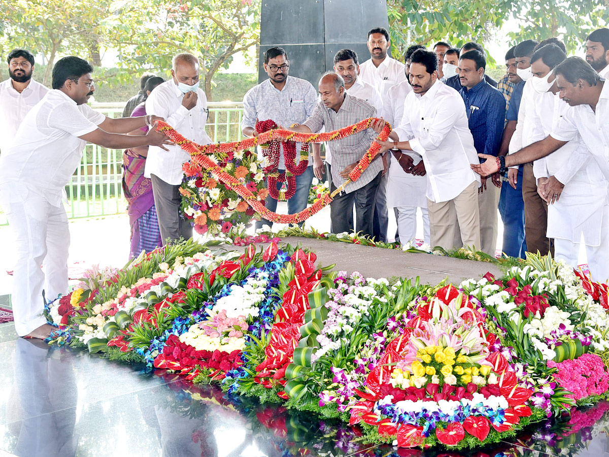 CM Jagan Mohan Reddy prays at YSR Ghat Photo Gallery - Sakshi4