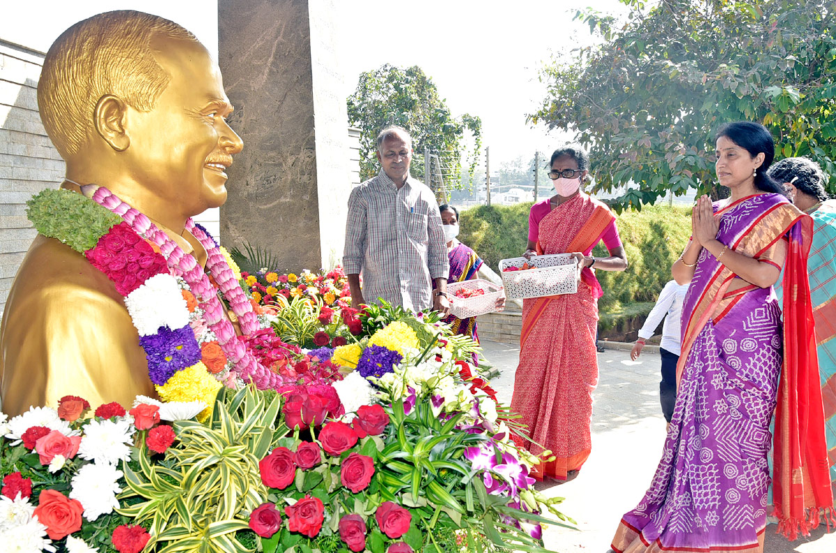 CM Jagan Mohan Reddy prays at YSR Ghat Photo Gallery - Sakshi12