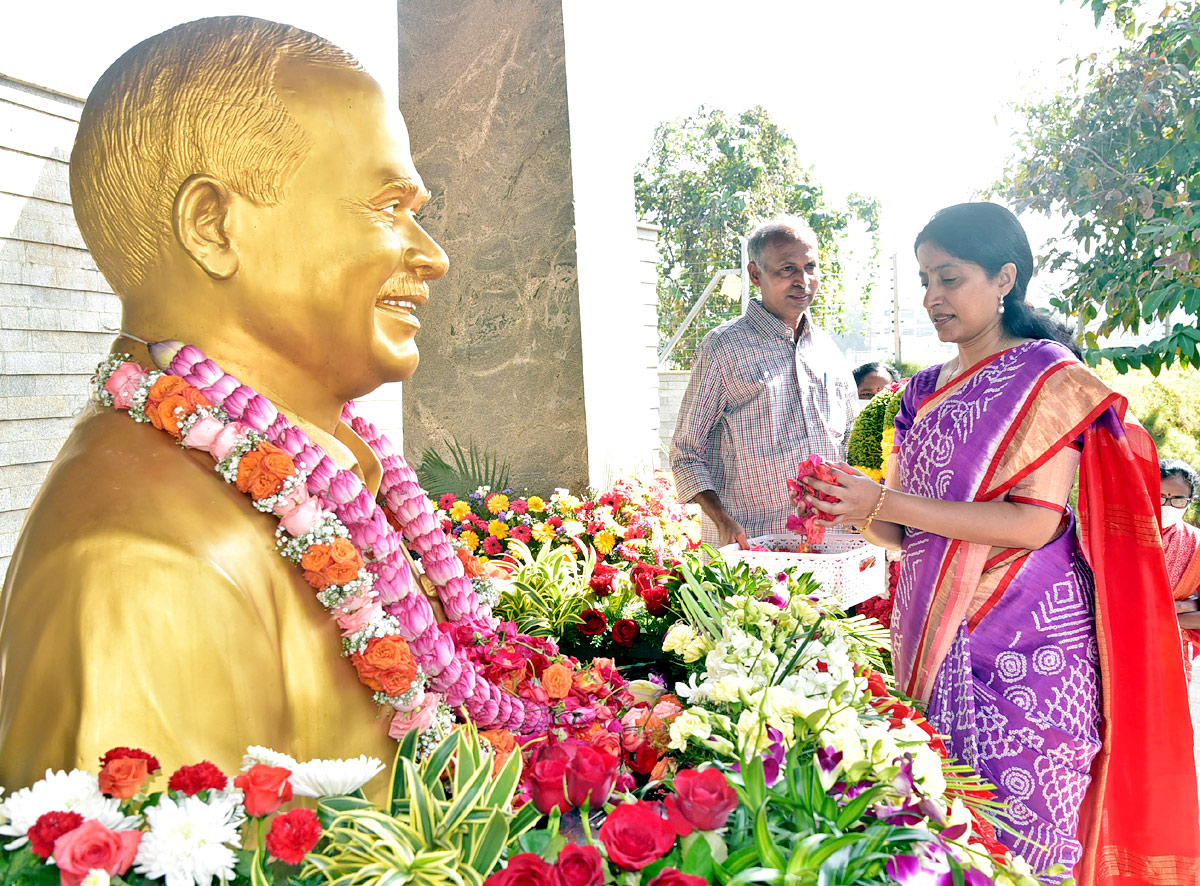 CM Jagan Mohan Reddy prays at YSR Ghat Photo Gallery - Sakshi13