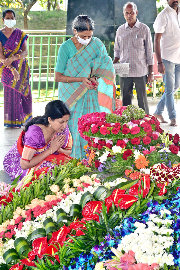 CM Jagan Mohan Reddy prays at YSR Ghat Photo Gallery - Sakshi14