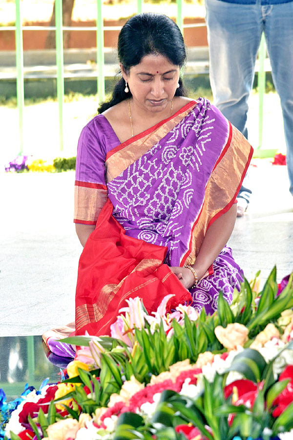 CM Jagan Mohan Reddy prays at YSR Ghat Photo Gallery - Sakshi15