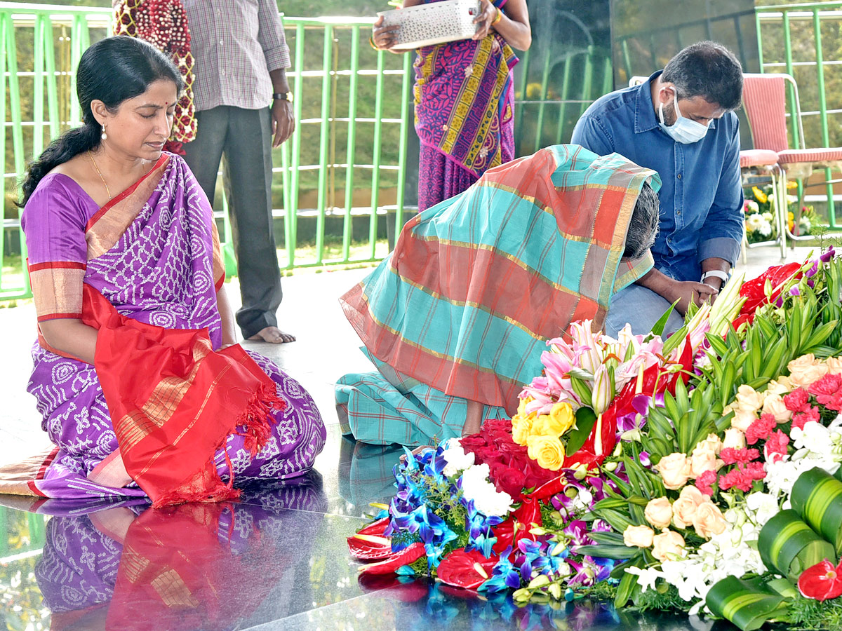 CM Jagan Mohan Reddy prays at YSR Ghat Photo Gallery - Sakshi6