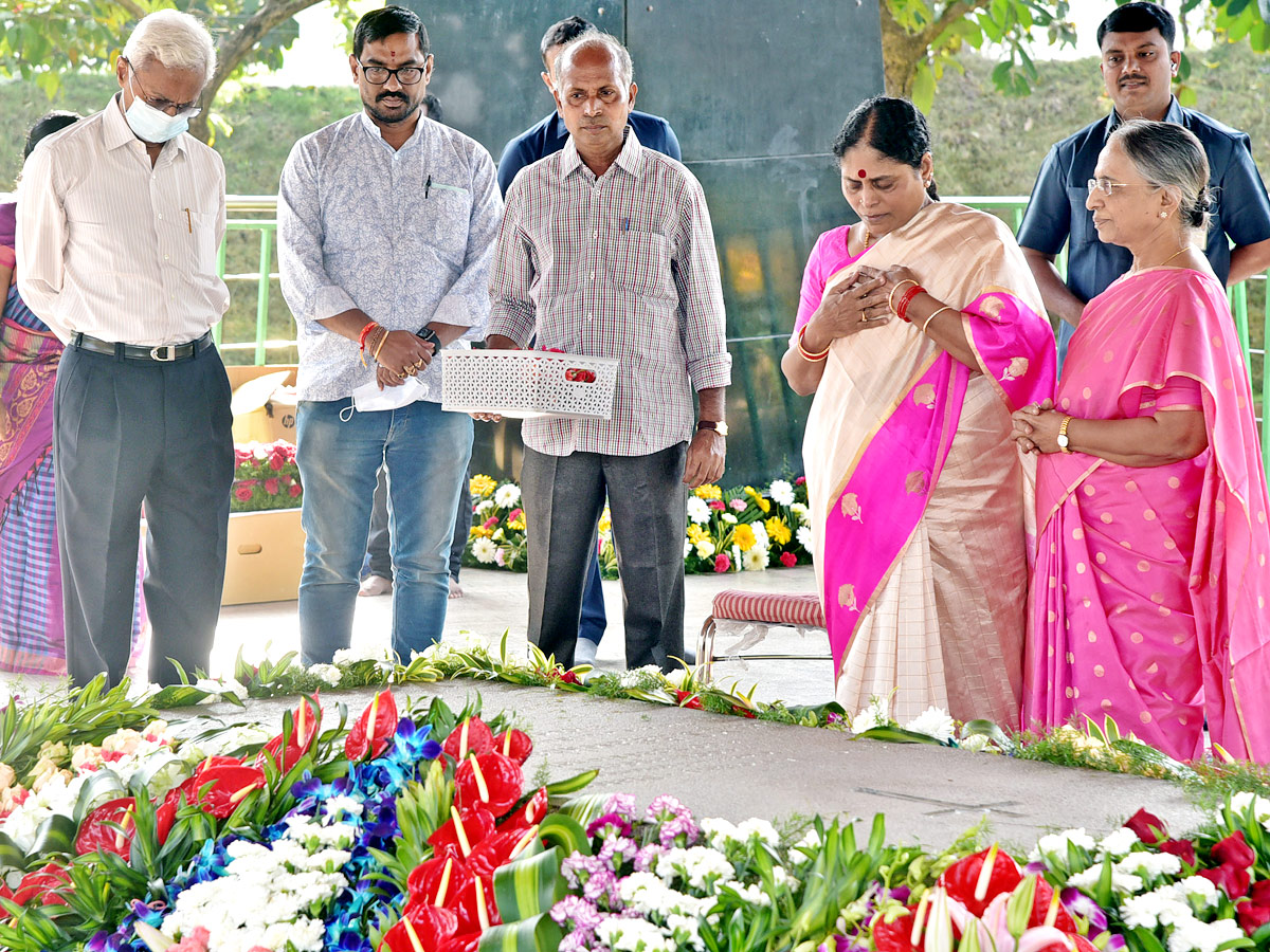 CM Jagan Mohan Reddy prays at YSR Ghat Photo Gallery - Sakshi7