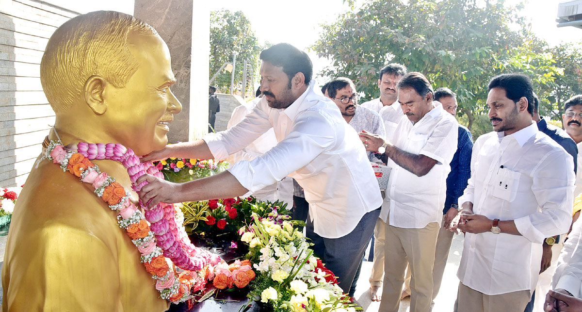 CM Jagan Mohan Reddy prays at YSR Ghat Photo Gallery - Sakshi9