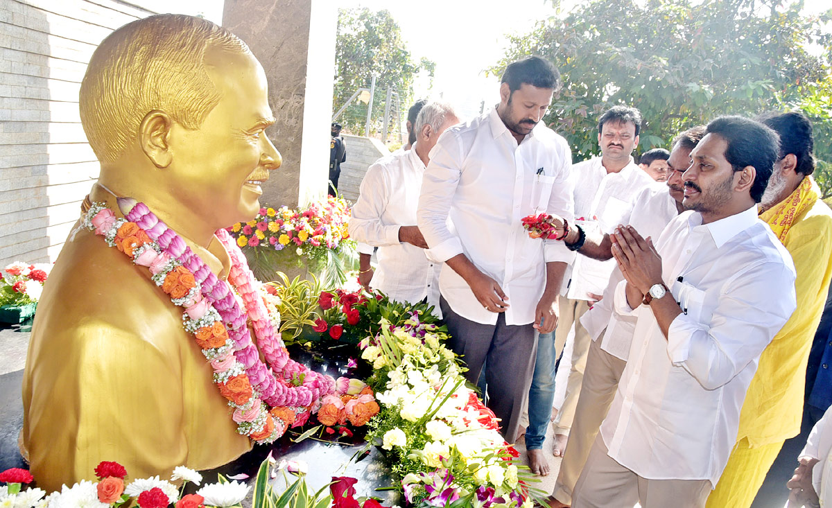 CM Jagan Mohan Reddy prays at YSR Ghat Photo Gallery - Sakshi2