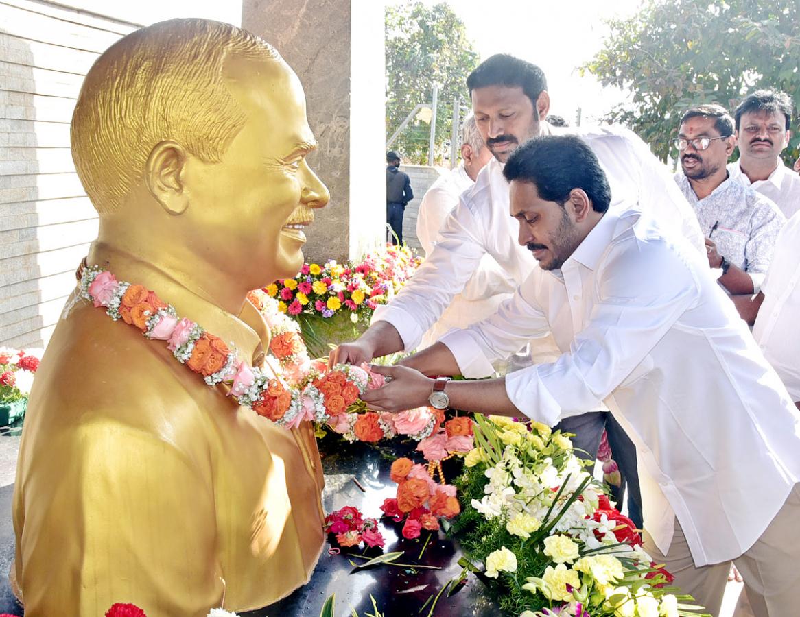 CM Jagan Mohan Reddy prays at YSR Ghat Photo Gallery - Sakshi3