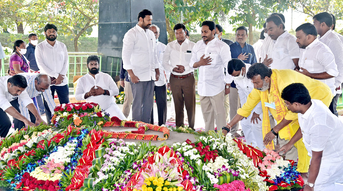 CM Jagan Mohan Reddy prays at YSR Ghat Photo Gallery - Sakshi10