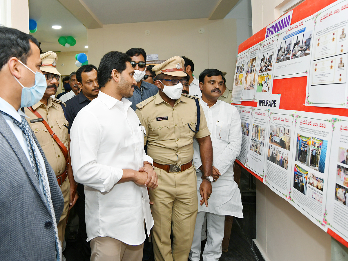 CM YS Jagan Mohan Reddy second day Kadapa Tour Photo Gallery - Sakshi1