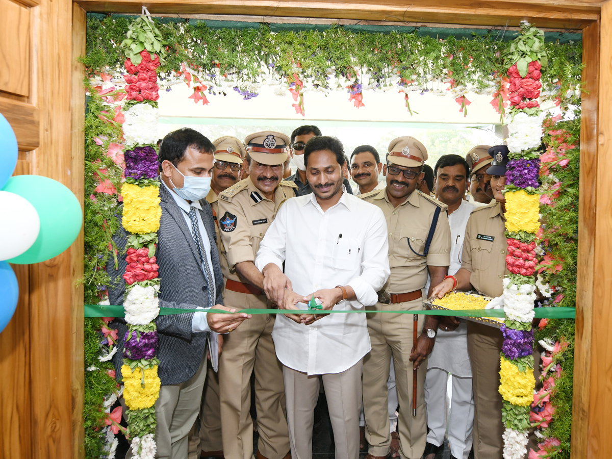 CM YS Jagan Mohan Reddy second day Kadapa Tour Photo Gallery - Sakshi7