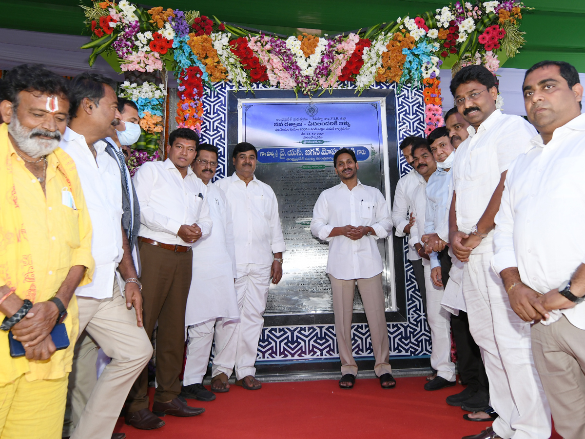 CM YS Jagan Mohan Reddy second day Kadapa Tour Photo Gallery - Sakshi10