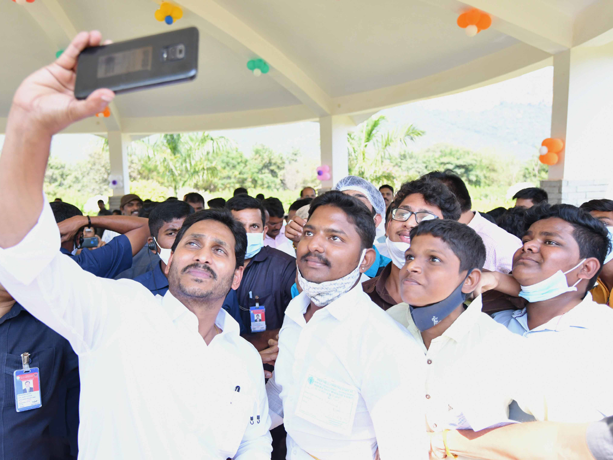 CM YS Jagan Mohan Reddy second day Kadapa Tour Photo Gallery - Sakshi14