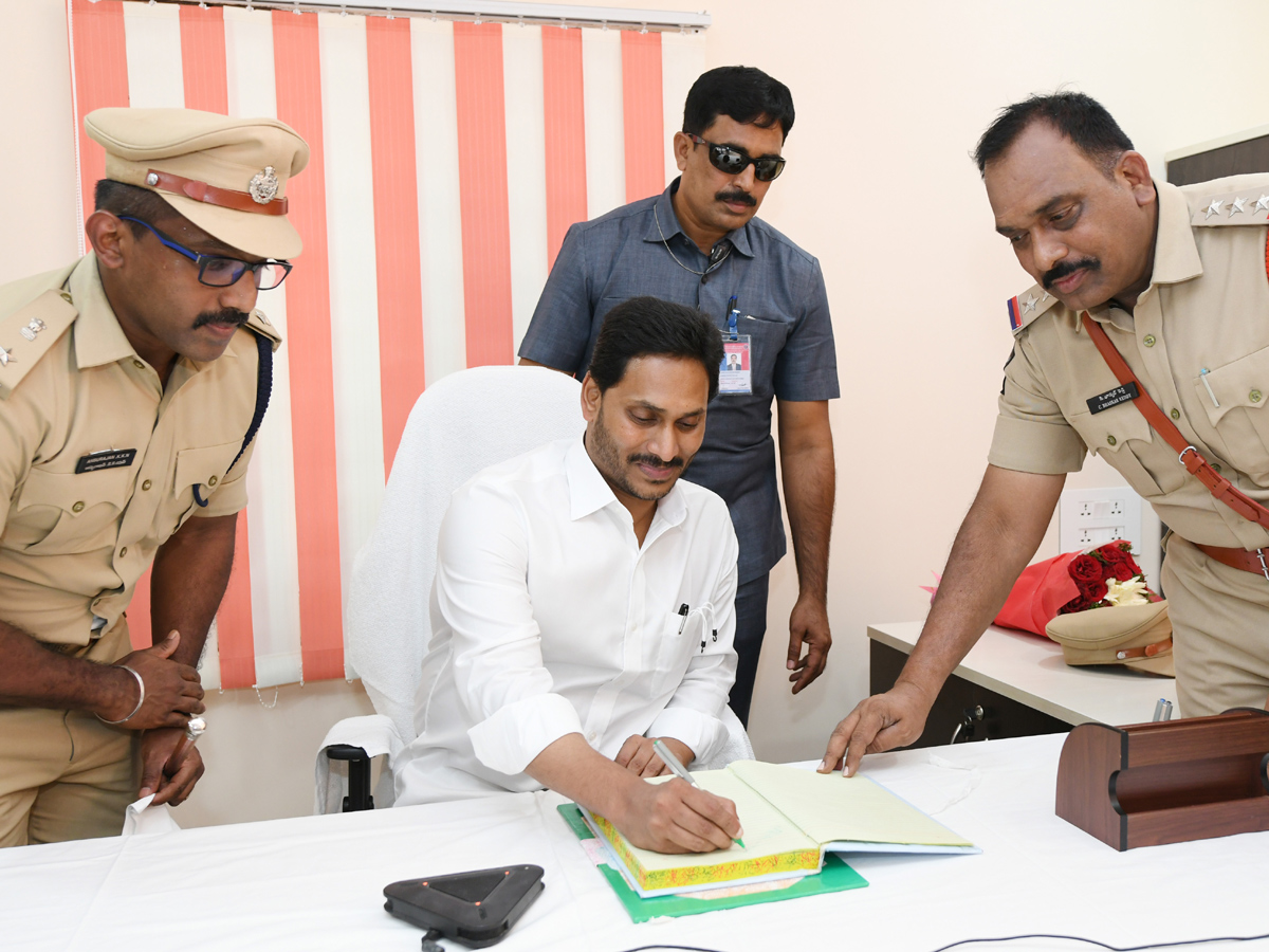 CM YS Jagan Mohan Reddy second day Kadapa Tour Photo Gallery - Sakshi29