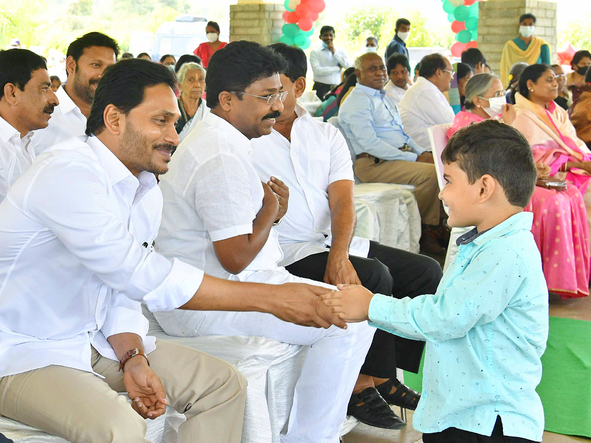 CM YS Jagan Mohan Reddy second day Kadapa Tour Photo Gallery - Sakshi15