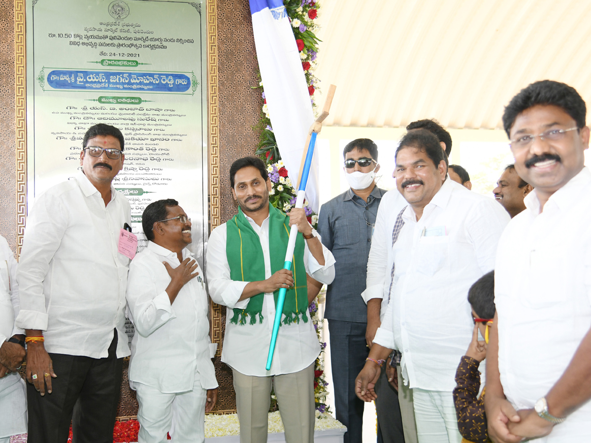 CM YS Jagan Mohan Reddy second day Kadapa Tour Photo Gallery - Sakshi18