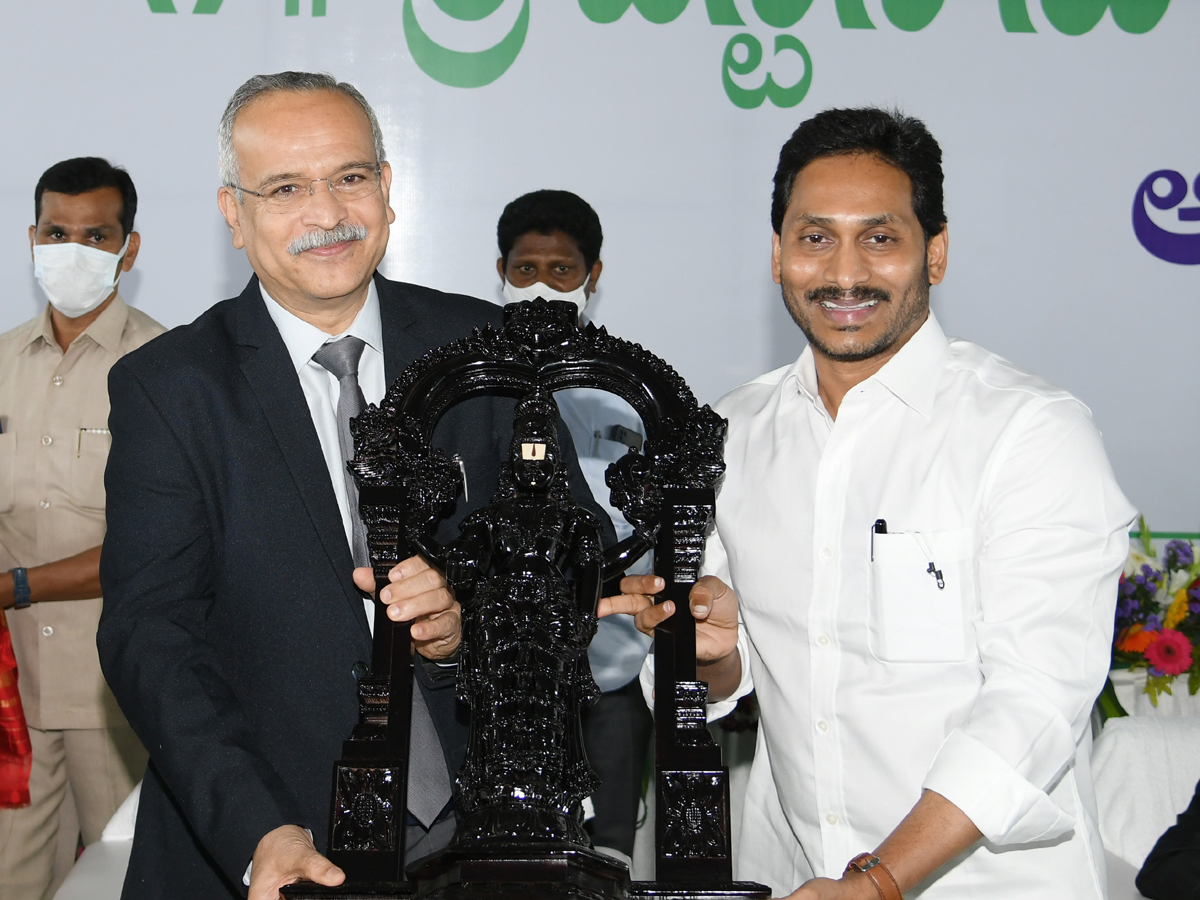 Chief Justice NV Ramana joins Tea time with CM YS Jagan Photo Gallery - Sakshi17