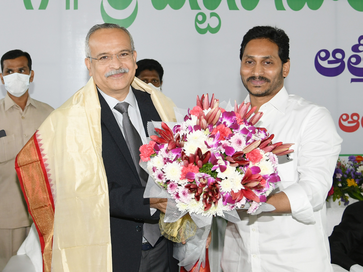 Chief Justice NV Ramana joins Tea time with CM YS Jagan Photo Gallery - Sakshi18