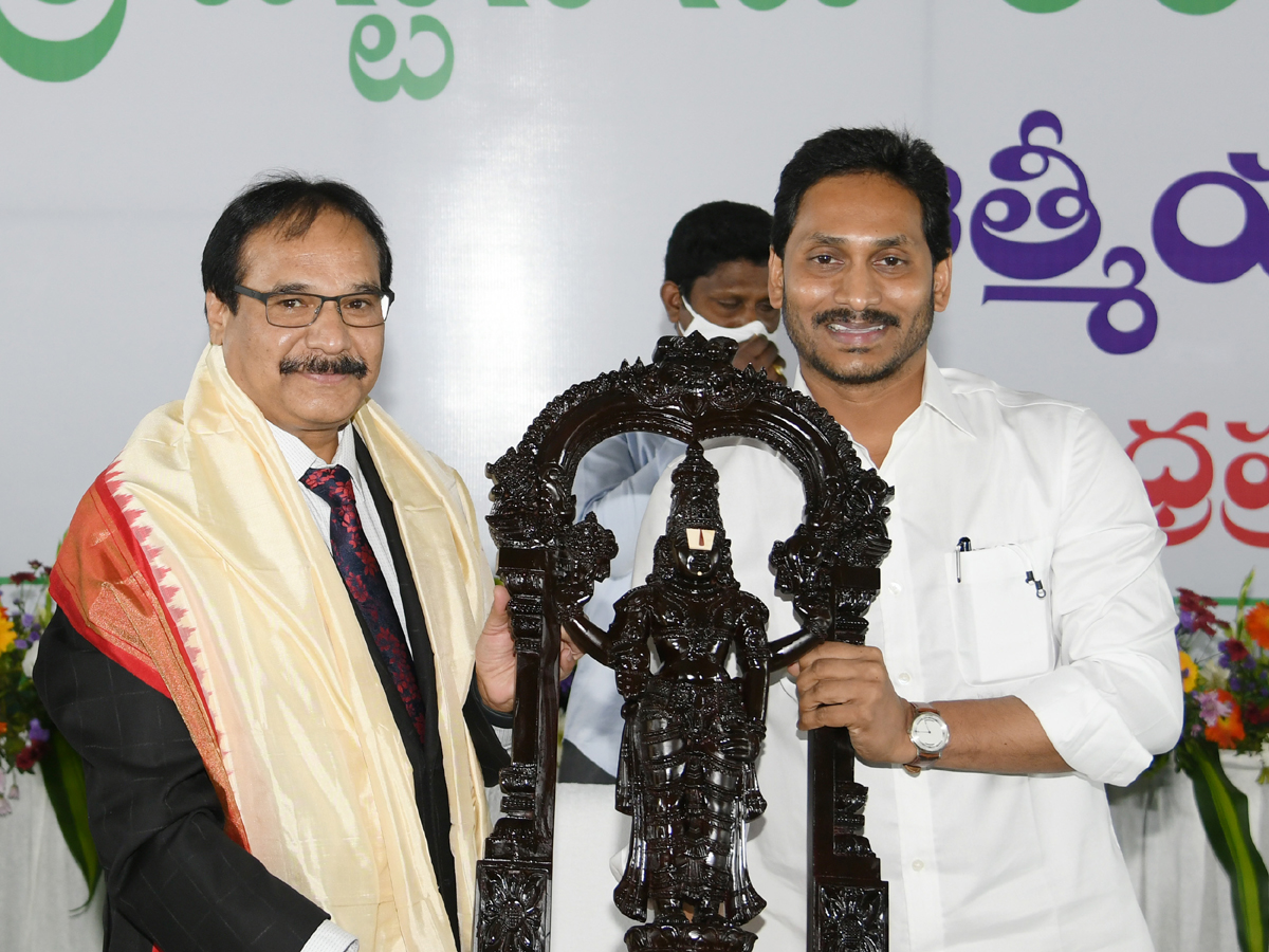 Chief Justice NV Ramana joins Tea time with CM YS Jagan Photo Gallery - Sakshi19