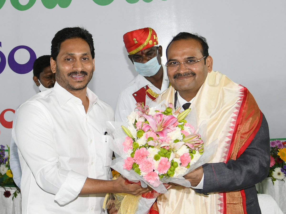 Chief Justice NV Ramana joins Tea time with CM YS Jagan Photo Gallery - Sakshi22