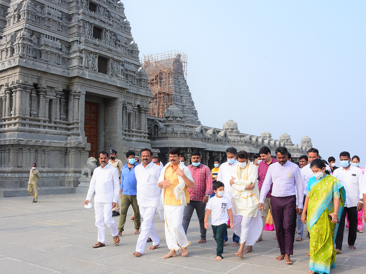 Akhanda Movie Team Visits Yadadri Temple Photo Gallery - Sakshi6