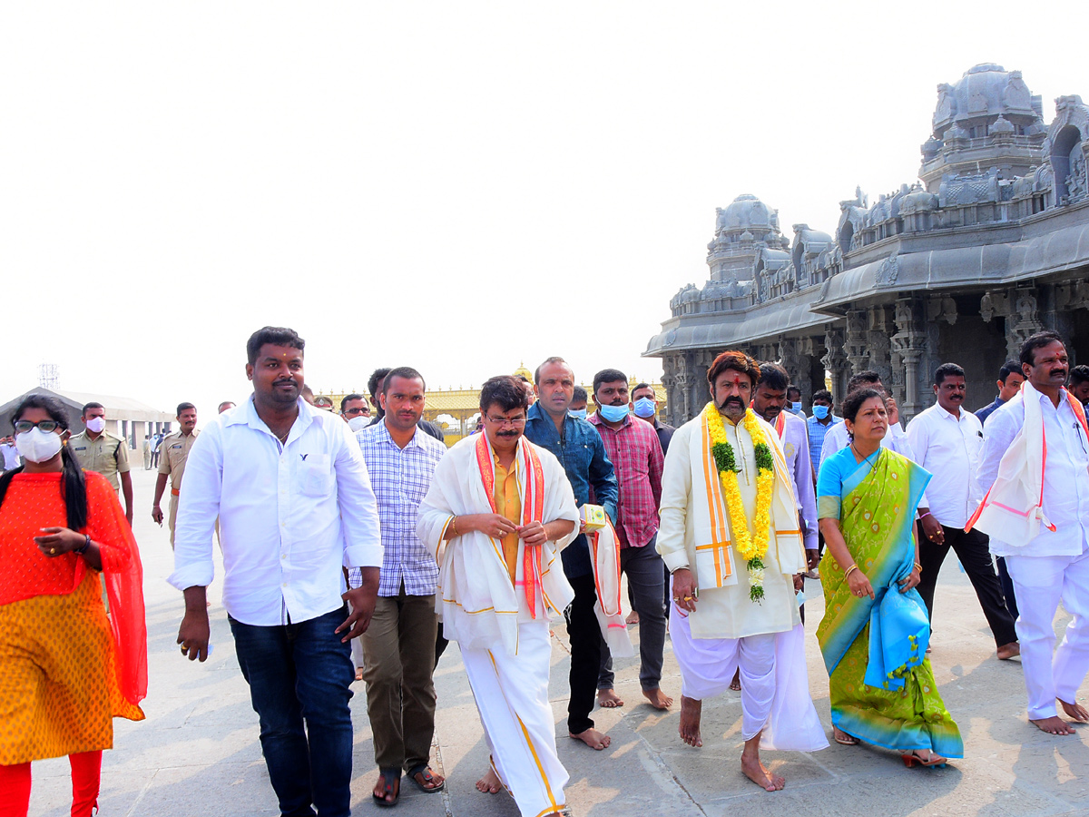 Akhanda Movie Team Visits Yadadri Temple Photo Gallery - Sakshi1