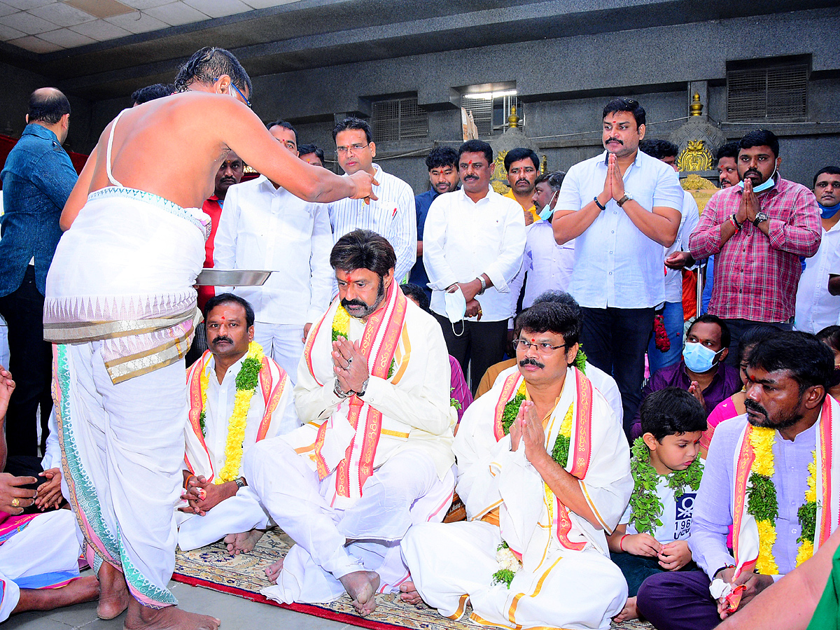 Akhanda Movie Team Visits Yadadri Temple Photo Gallery - Sakshi7