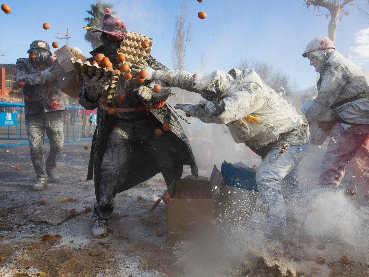 Els Enfarinats festival : 200 year old food fight in Spain Photo Gallery - Sakshi2