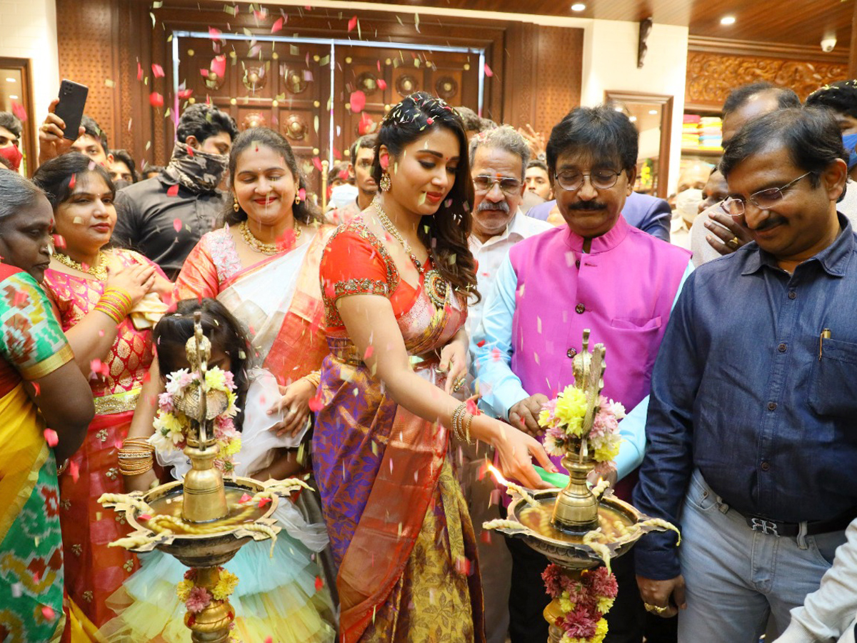 Nivetha Pethuraj Launches Alaya Showroom in VIjayawada - Sakshi2