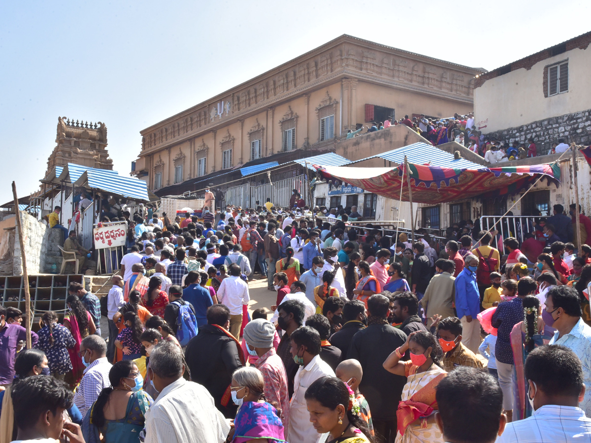 Devotees Rush At Yadadri Temple Photo Gallery - Sakshi1