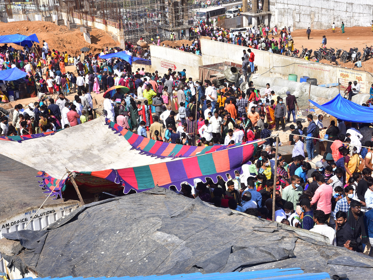 Devotees Rush At Yadadri Temple Photo Gallery - Sakshi2