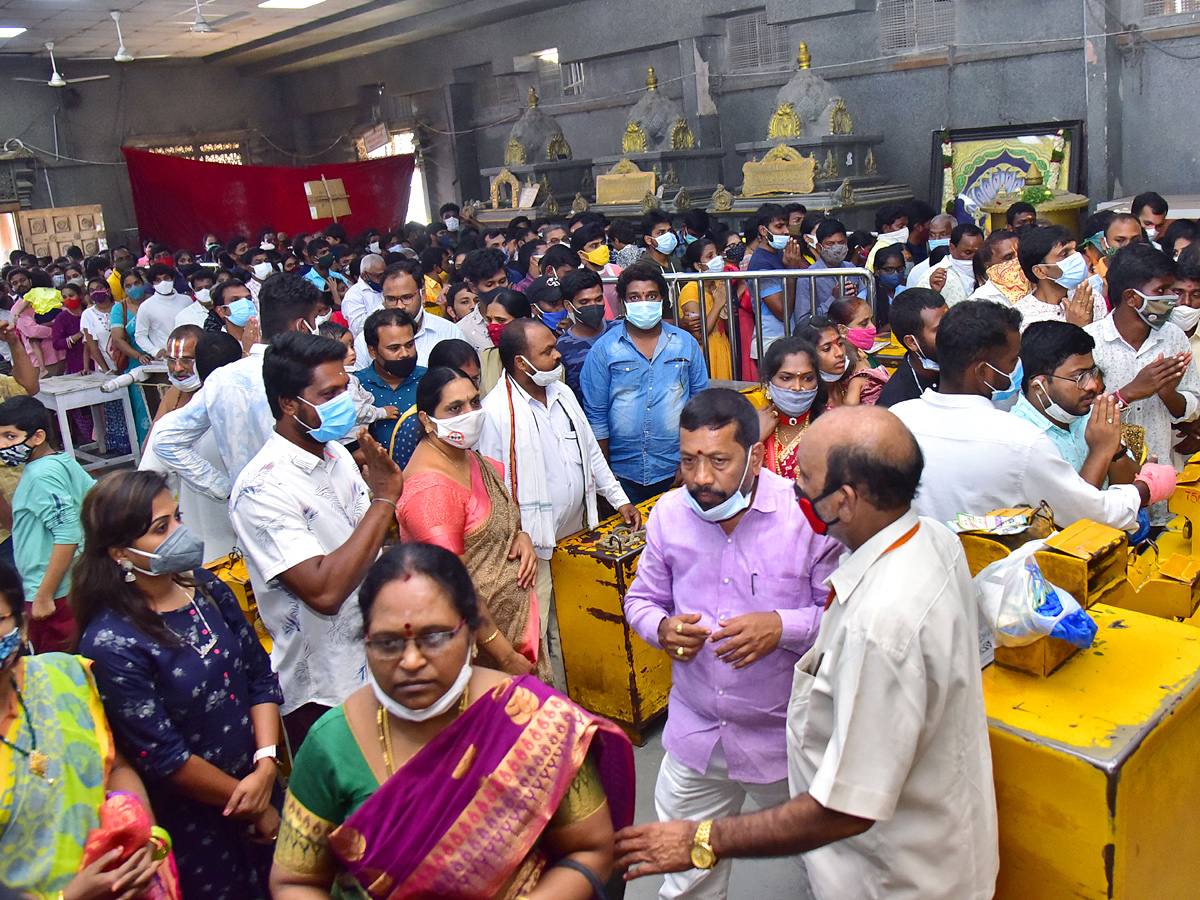 Devotees Rush At Yadadri Temple Photo Gallery - Sakshi4