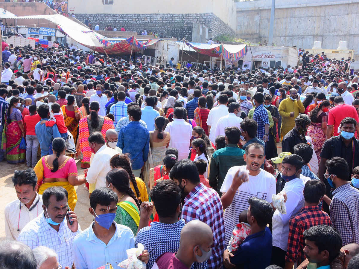 Devotees Rush At Yadadri Temple Photo Gallery - Sakshi7