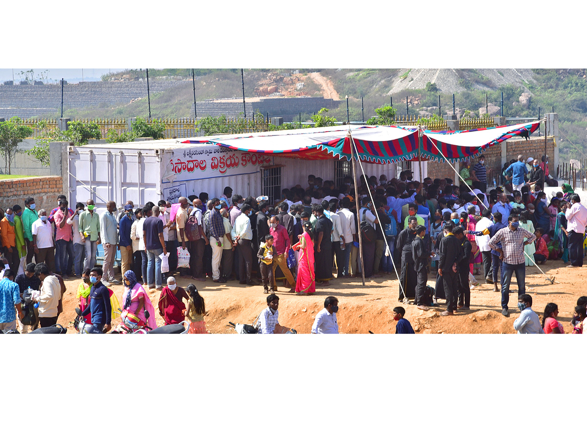 Devotees Rush At Yadadri Temple Photo Gallery - Sakshi8