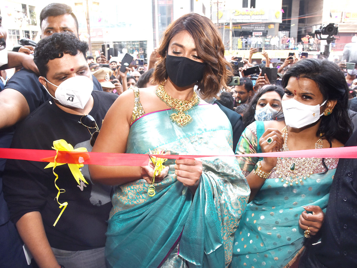 Ileana And Rashi Khanna Opened Mugdha Showroom At Visakhapatnam Photo Gallery - Sakshi2