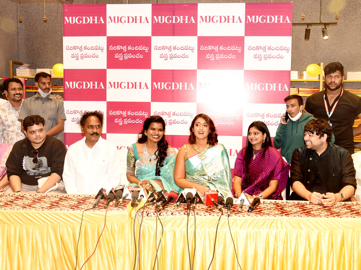 Ileana And Rashi Khanna Opened Mugdha Showroom At Visakhapatnam Photo Gallery - Sakshi7