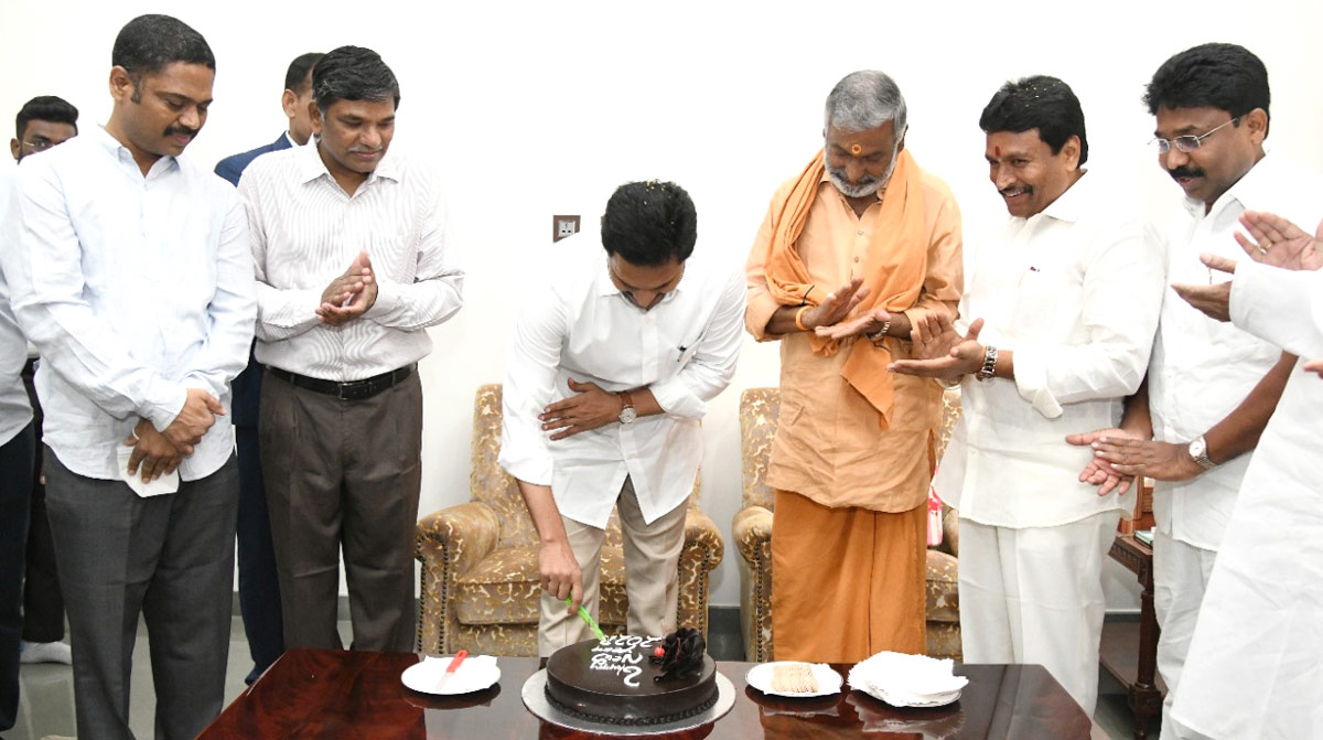 CM YS Jagan Cake Cutting On New Year 2022 Celebration Photo Gallery  - Sakshi1