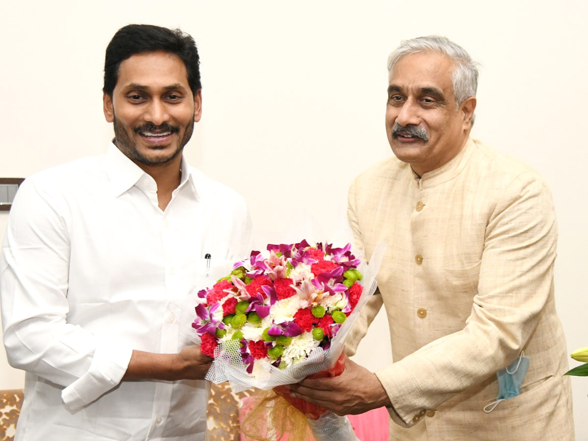 CM YS Jagan Cake Cutting On New Year 2022 Celebration Photo Gallery  - Sakshi10