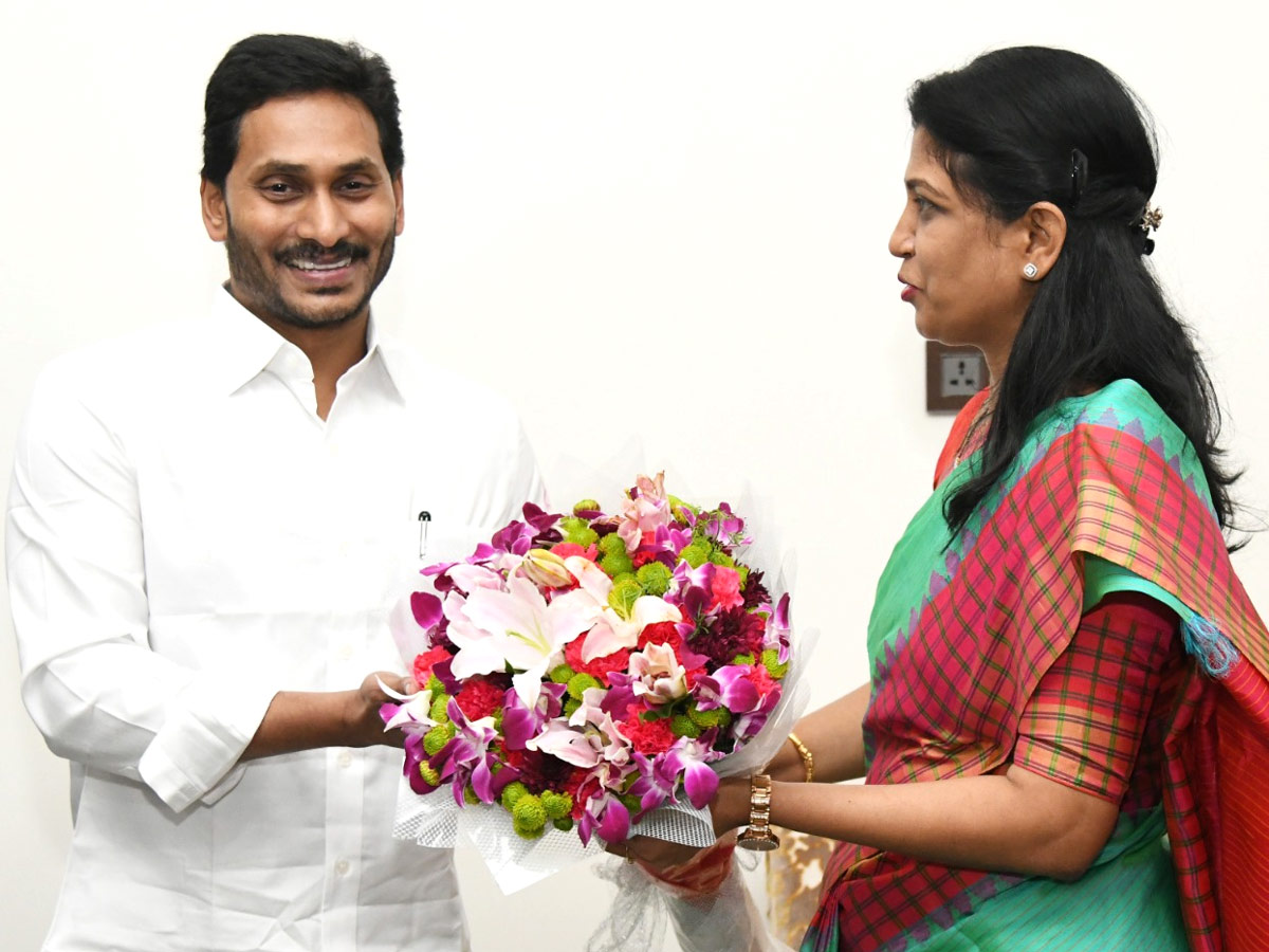 CM YS Jagan Cake Cutting On New Year 2022 Celebration Photo Gallery  - Sakshi11