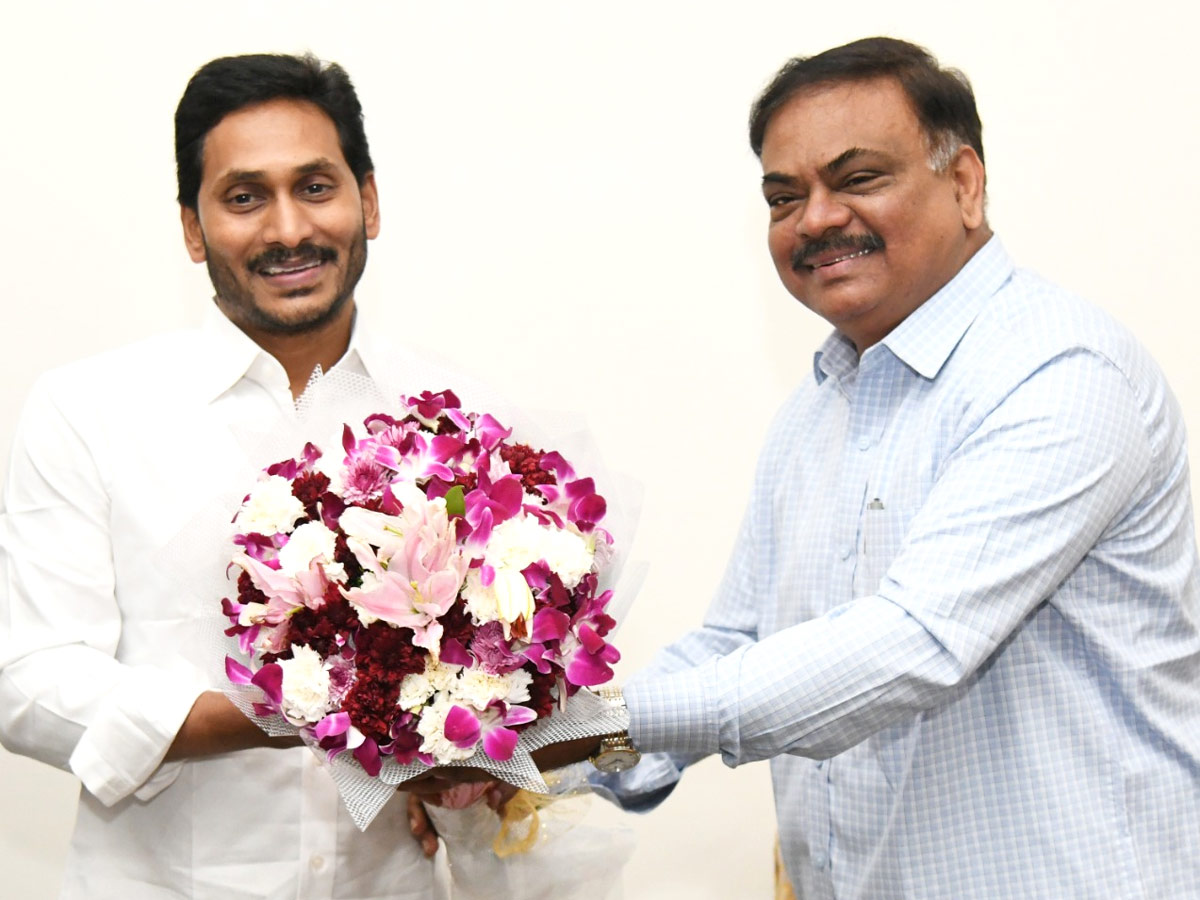 CM YS Jagan Cake Cutting On New Year 2022 Celebration Photo Gallery  - Sakshi12