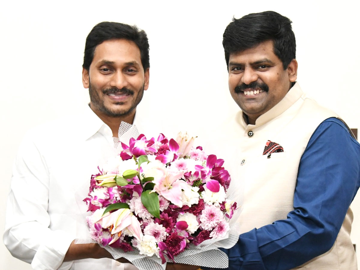 CM YS Jagan Cake Cutting On New Year 2022 Celebration Photo Gallery  - Sakshi14