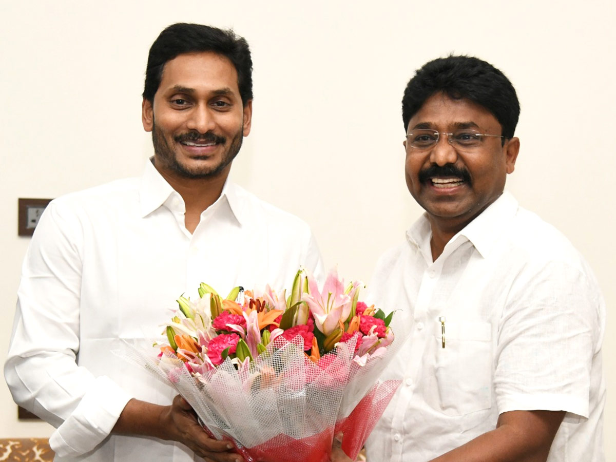 CM YS Jagan Cake Cutting On New Year 2022 Celebration Photo Gallery  - Sakshi15