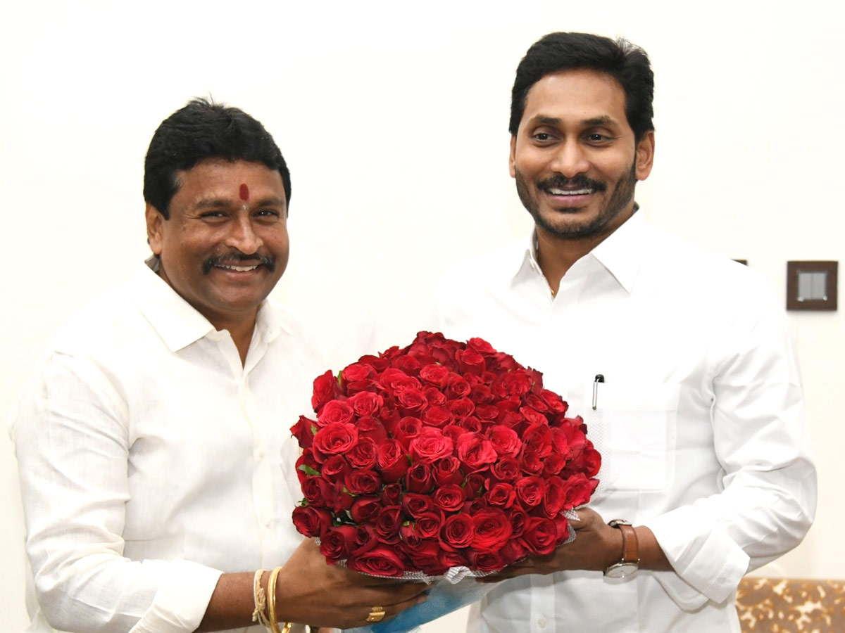 CM YS Jagan Cake Cutting On New Year 2022 Celebration Photo Gallery  - Sakshi16