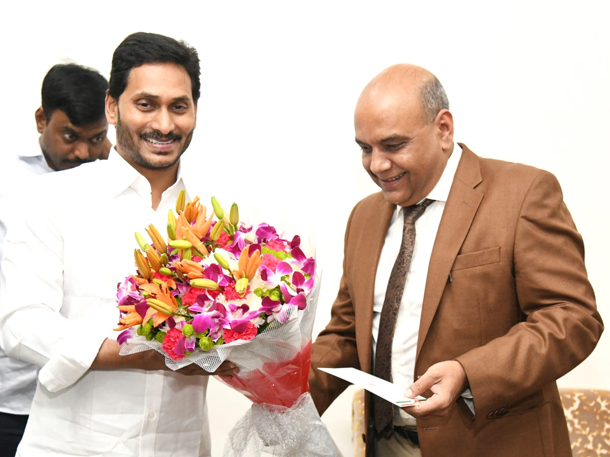 CM YS Jagan Cake Cutting On New Year 2022 Celebration Photo Gallery  - Sakshi17