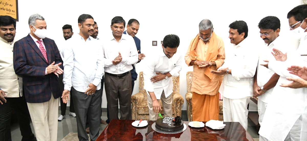 CM YS Jagan Cake Cutting On New Year 2022 Celebration Photo Gallery  - Sakshi2