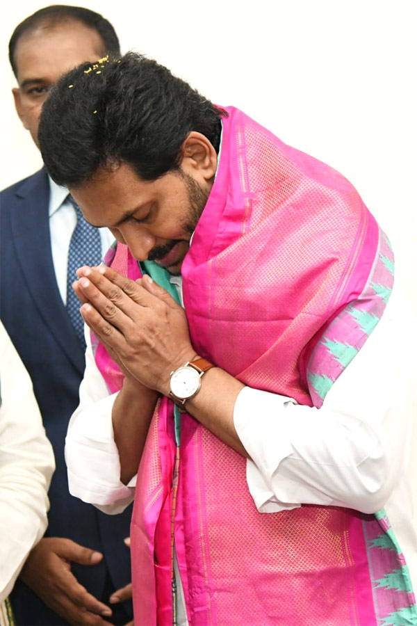 CM YS Jagan Cake Cutting On New Year 2022 Celebration Photo Gallery  - Sakshi20